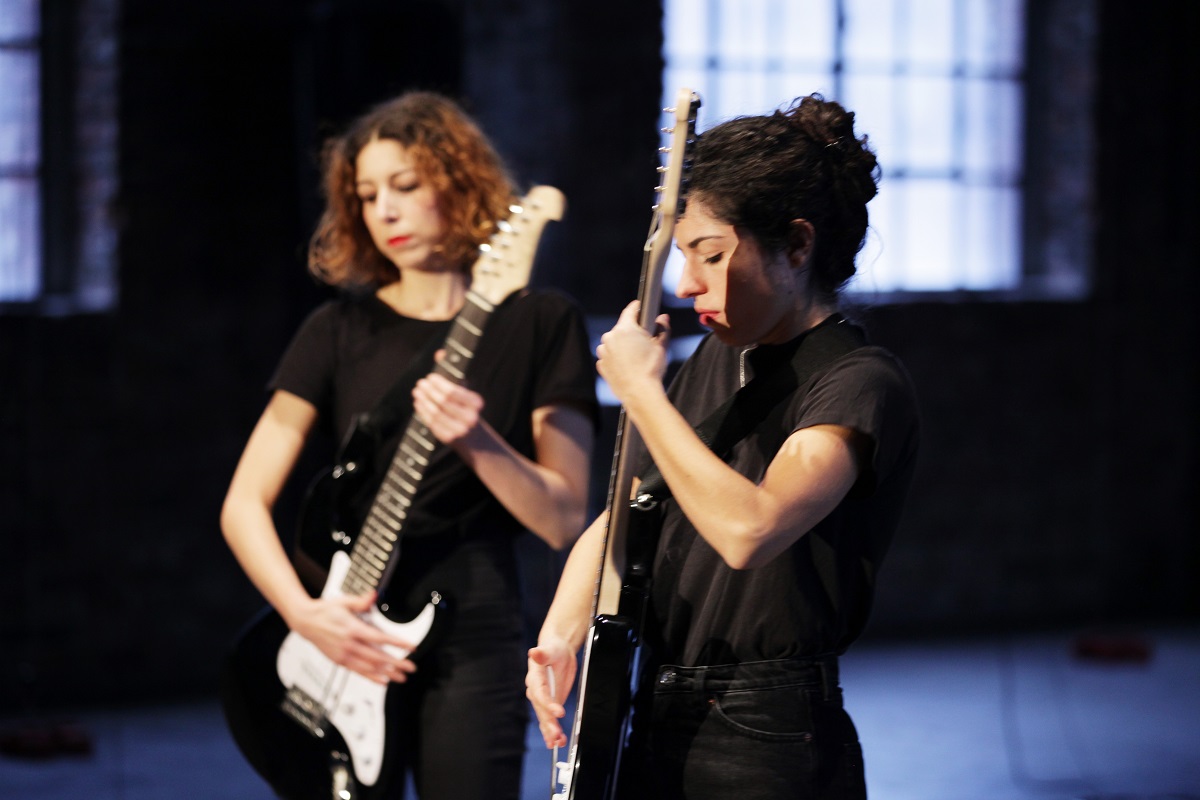 Die beiden Performerinnen mit E-Gitarre